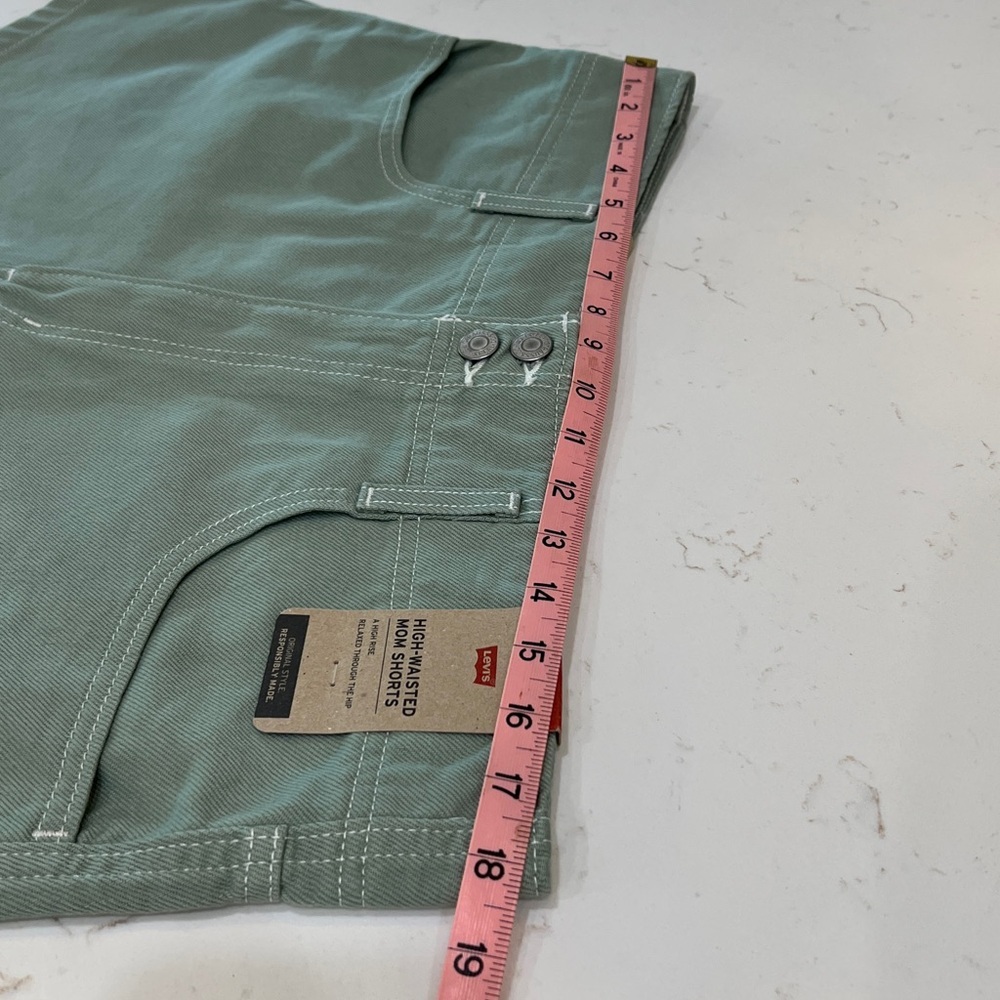 Levi’s High Waisted Mom Shorts Sage Green NWT Size 33 - Picture 10 of 12